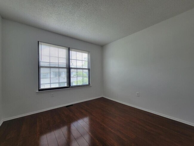Building Photo - 515 Sheffield Ct