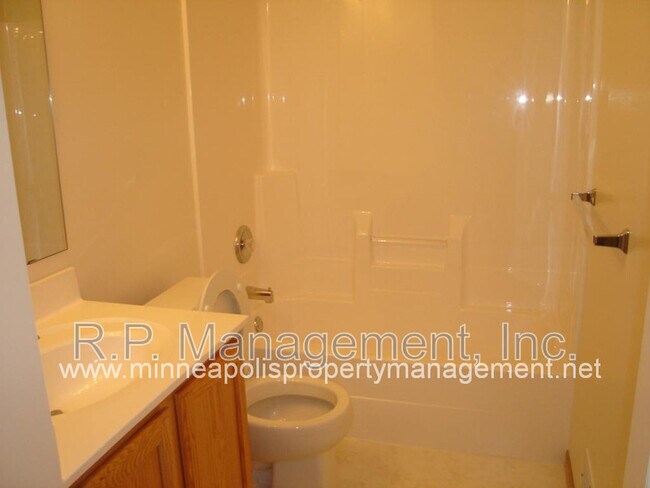 Building Photo - 15220 Florist Cir