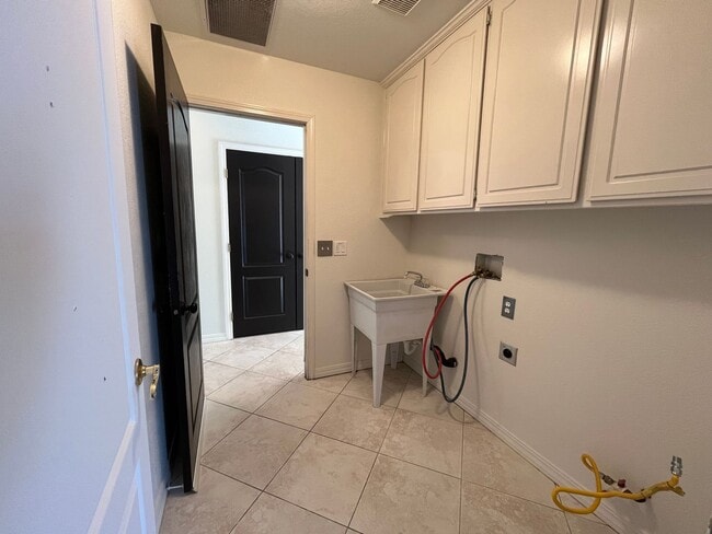 Building Photo - 946 St Ann Dr