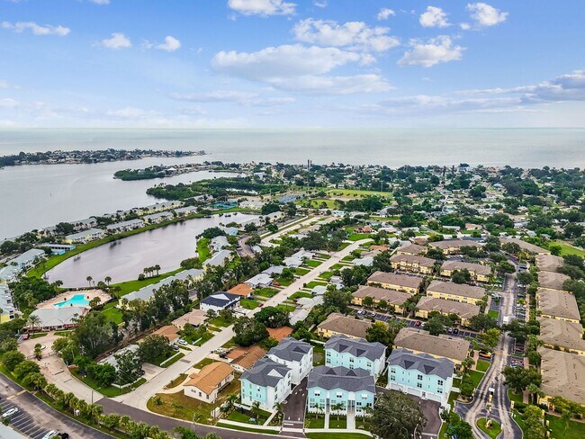 Building Photo - A charming coastal townhouse, just minutes from downtown St. Pete!