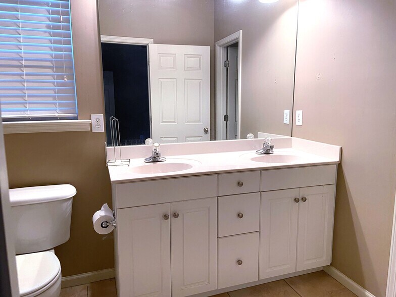 Building Photo - 422 Holland Lakes Dr N