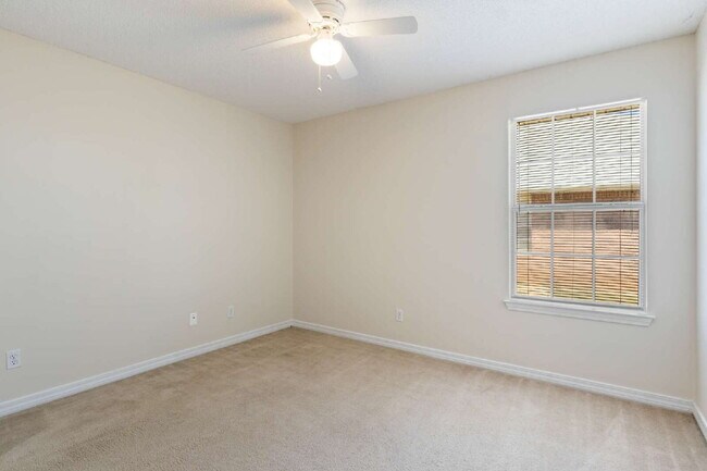 Building Photo - New Home for the Holidays – 4BR/2BA Near N...