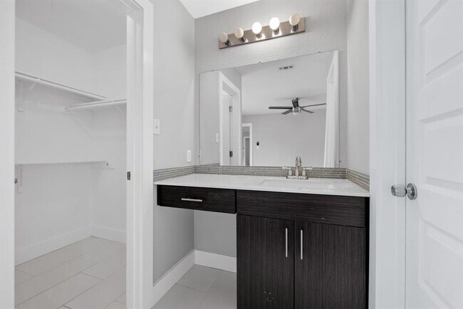 Building Photo - 3910 Hillside Dr