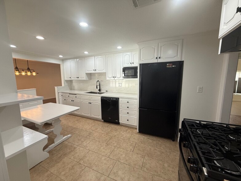 Building Photo - 11130 Canby Ave