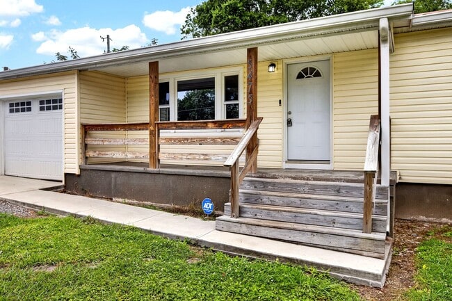 Building Photo - Pet Friendly House