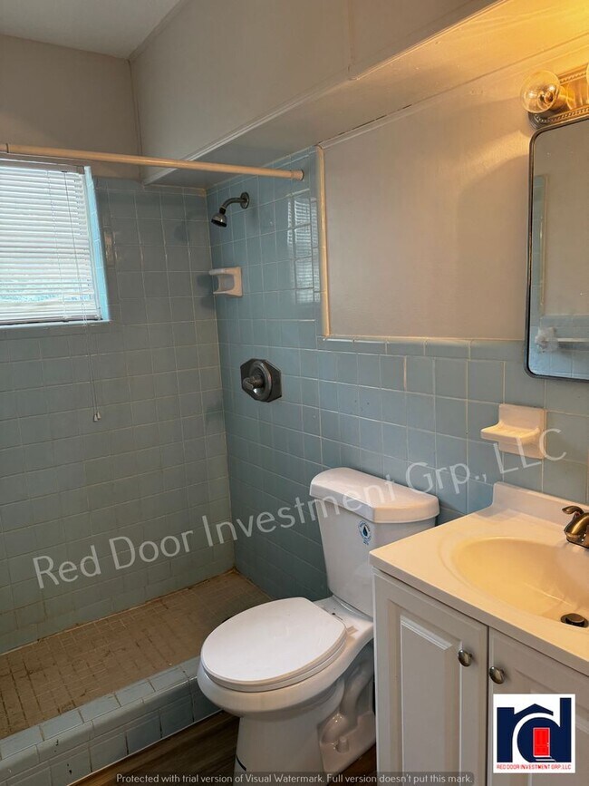 Building Photo - Renovated Spacious 2/2~w/All-in One Washer...
