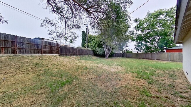 Building Photo - Spacious 4 Bedroom/2 Bathroom home plus Of...