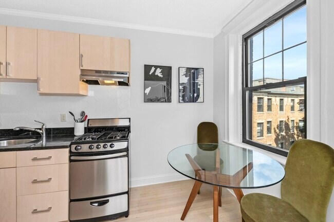 Building Photo - 118 Riverway