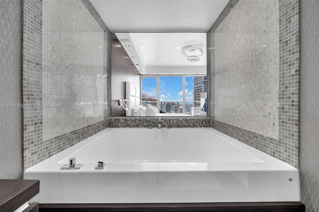 Building Photo - 200 Biscayne Blvd Way