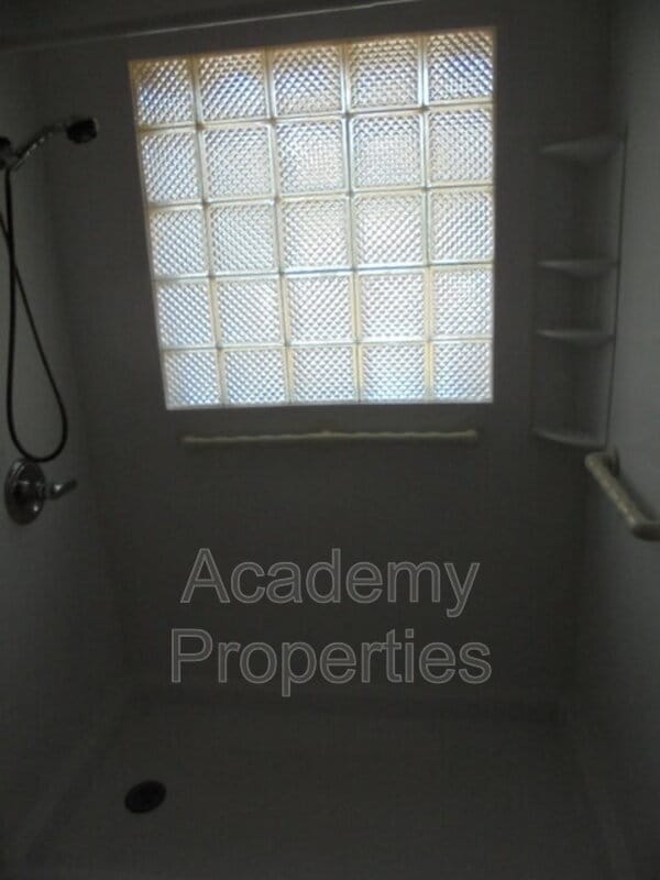 Building Photo - 105 E Mimosa Dr