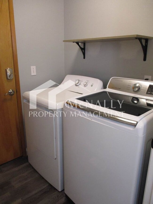 Building Photo - Beautiful 3 Bedroom, 1.75 Bathroom Welling...