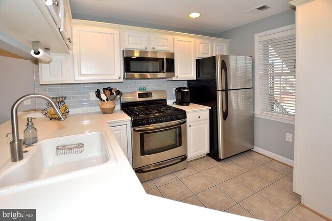 Building Photo - 6940 Fairfax Dr