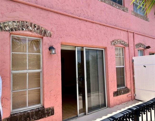 Building Photo - 670 Tennis Club Dr