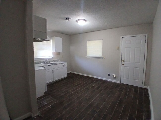Building Photo - Renovated 2 bedroom 1 bath Duplex - Open T...