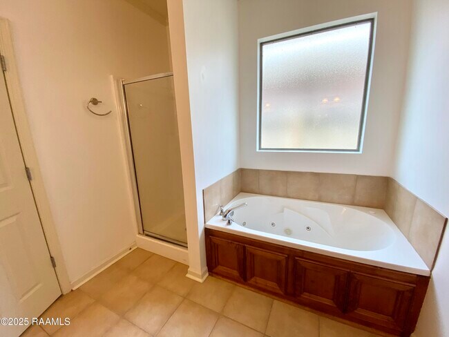 Building Photo - 125 Oakbend Dr