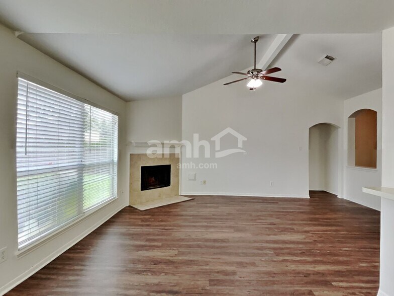 Building Photo - 2114 English Green Way