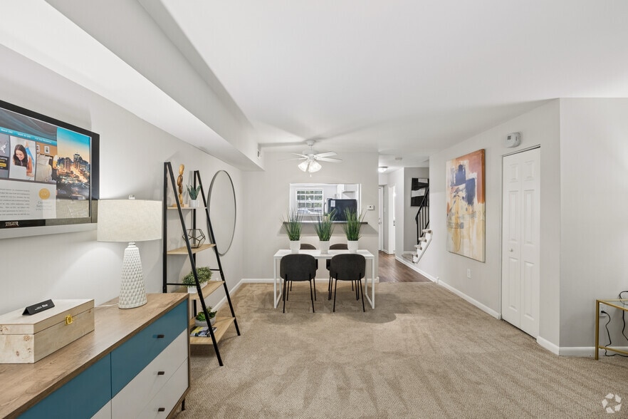 2BR, 1.5BA - 981SF - Living Room - London Towne