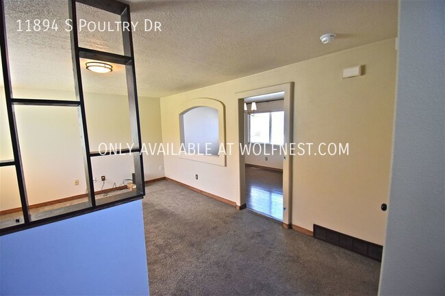 Building Photo - Beautiful 3 Bed Draper Top Floor Unit! No ...