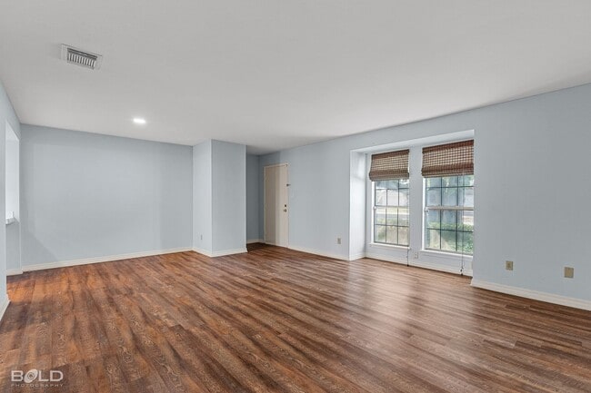 Building Photo - 421 Stratmore Dr