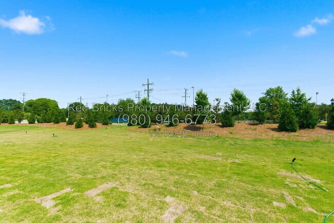 Building Photo - 4016 Dahlia Dr