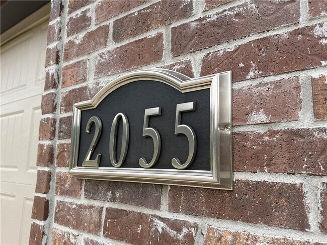 Building Photo - 2055 E Peppervine Dr