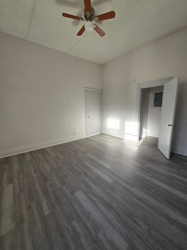 Building Photo - SPACIOUS 3 BEDROOM 1.5 BATHROOM APARTMENT ...