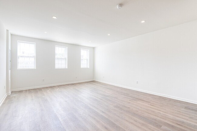 Building Photo - 714 S Broadway