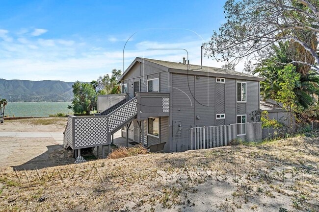 Building Photo - Charming Upstairs 2 Bed/1 Bath Unit With F...
