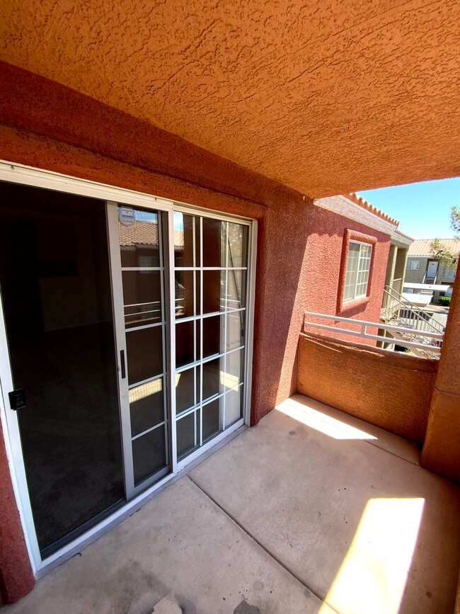 Building Photo - HCVP CONSIDERED! CUTE CONDO IN GATED COMMU...