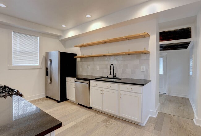 Building Photo - Renovated Single Family 2BR+2Bonus Rm/2.5BA Home in the Heart of Waverly