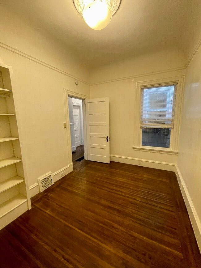 Building Photo - 142 27th St