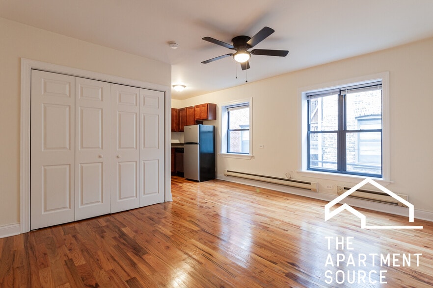 Building Photo - 809 W Cornelia Ave