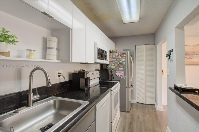 Building Photo - 4610 NW 79th Ave