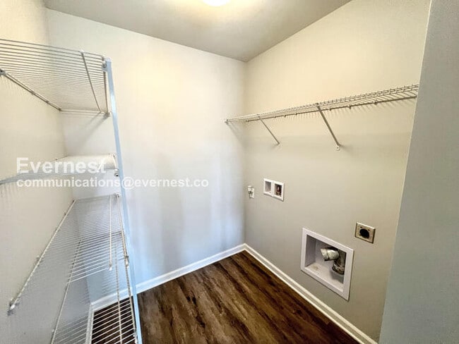 Building Photo - 4 Bed, 2 Bath Home with Fenced Yard & Garage / Pet-Friendly / Coming Soon!