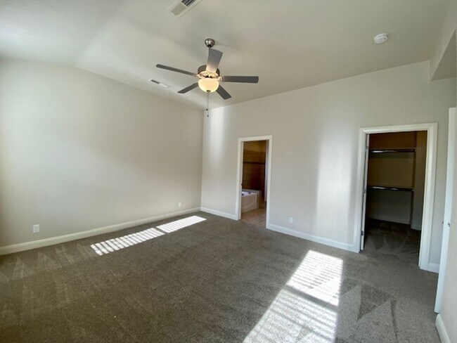 Building Photo - SPACIOUS HOME FOR RENT!