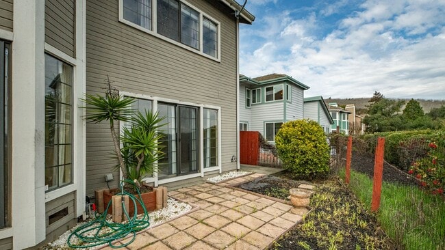 Building Photo - BEAUTIFUL HOME IN THE GLEN COVE AREA  OF VALLEJO WITH VIEWS OF THE BAY