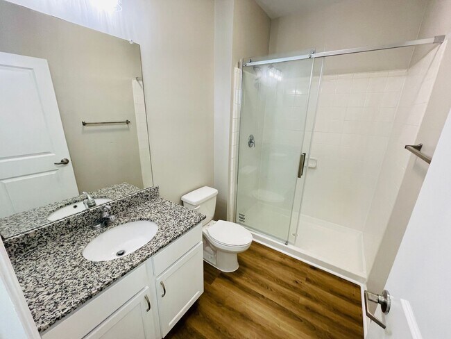 Building Photo - 4BD/4.5BA in ROWANDALE!