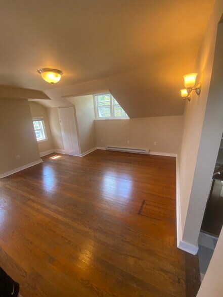 Building Photo - 261 Main St