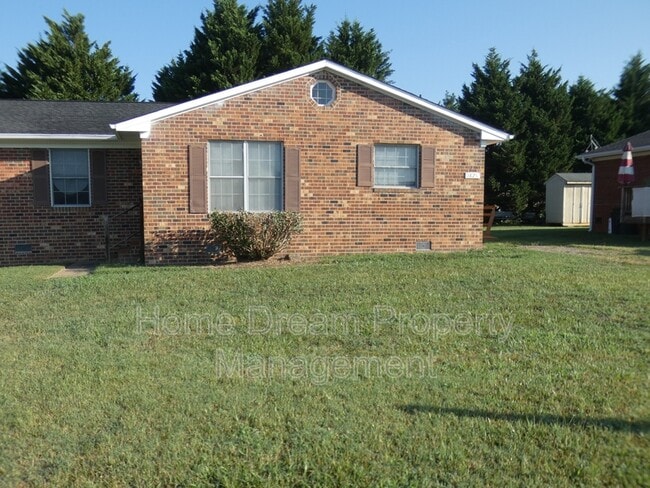 Building Photo - 1823 Meadow Dr