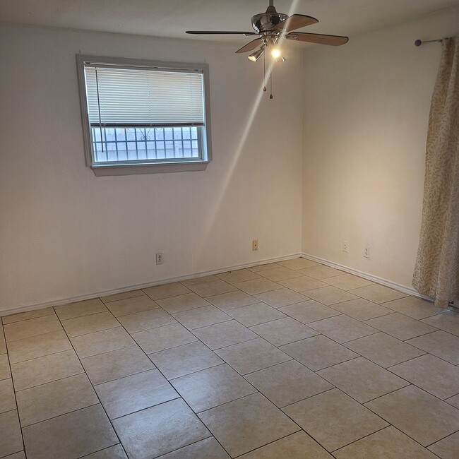 Building Photo - Spacious 2 BR/2.5 bath townhome near the Medical Center w/a fenced in yard!