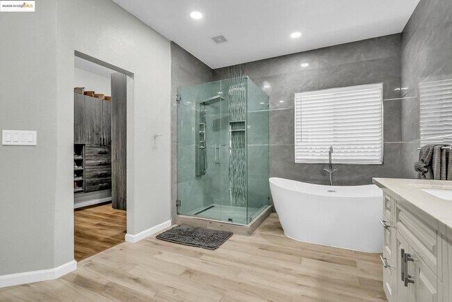 Building Photo - 2435 Pinehurst Ct
