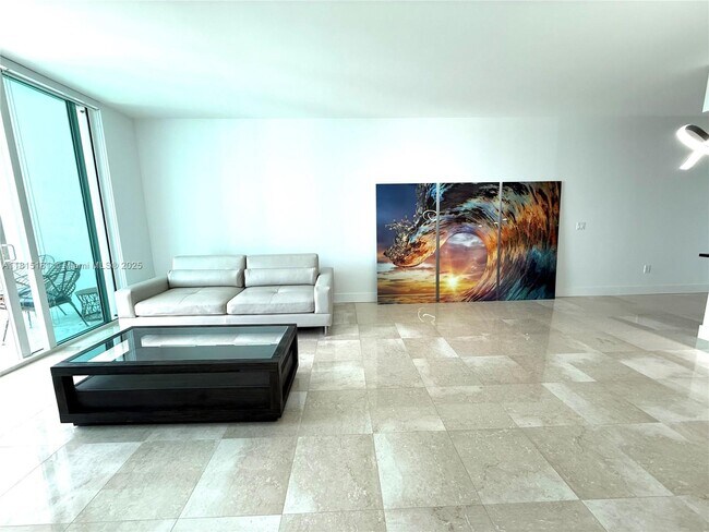 Building Photo - 950 Brickell Bay Dr