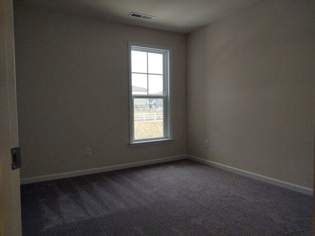 Building Photo - Enchanting Townhome located in the Pringle...