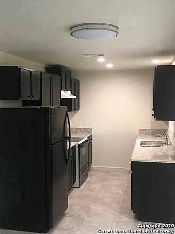 Kitchen - 9207 Cliff Way St