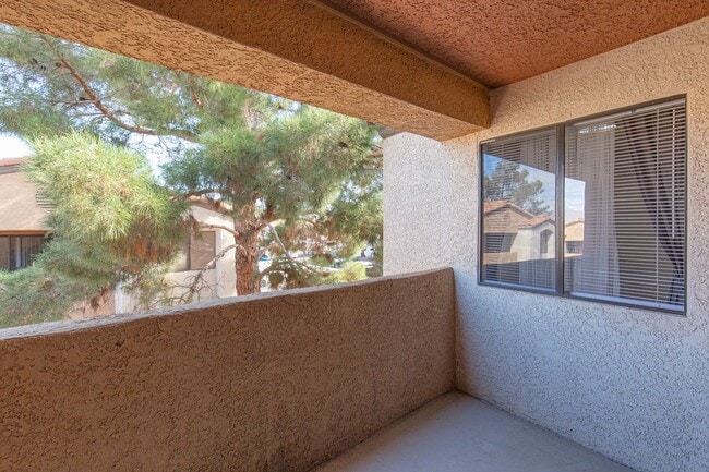 Building Photo - Remodeled 2nd floor unit in gated NW community