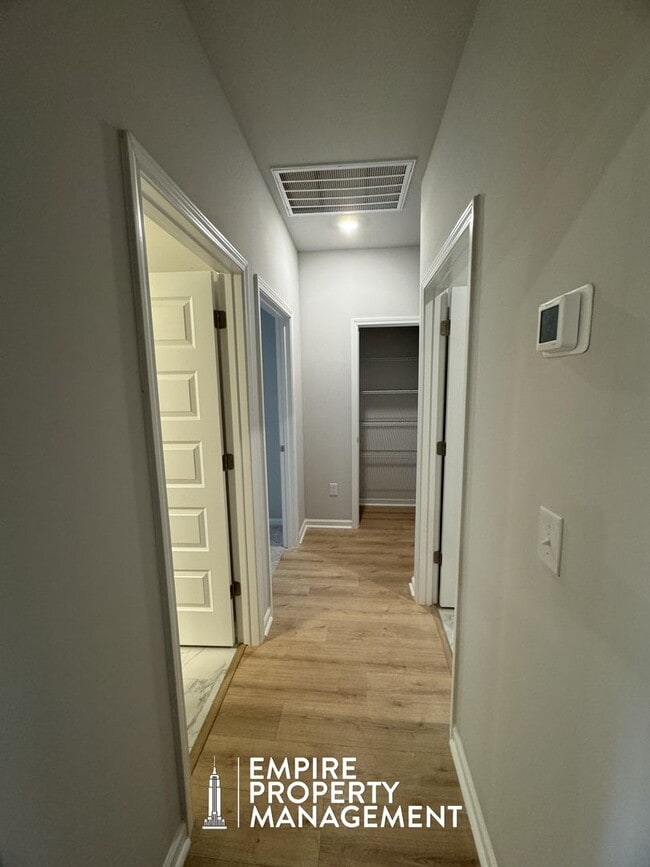 Building Photo - Move In Special: 1/2 Off 1st Month's Rent!!