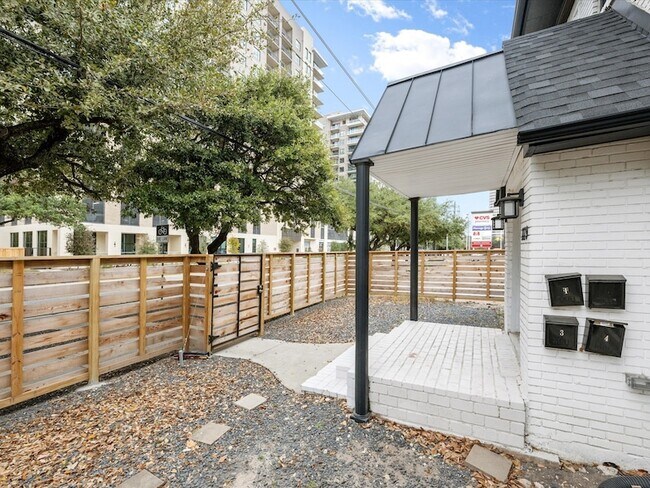 Building Photo - 1119 Waugh Dr