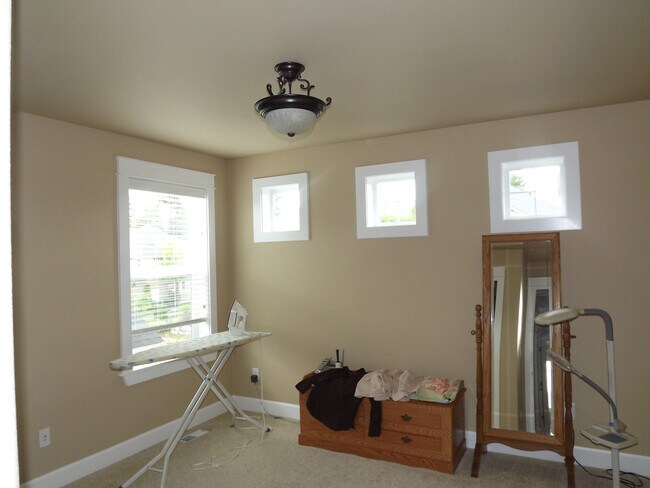 Building Photo - Gorgeous 3 bedroom, 2.5 bath in "Eagle Hei...