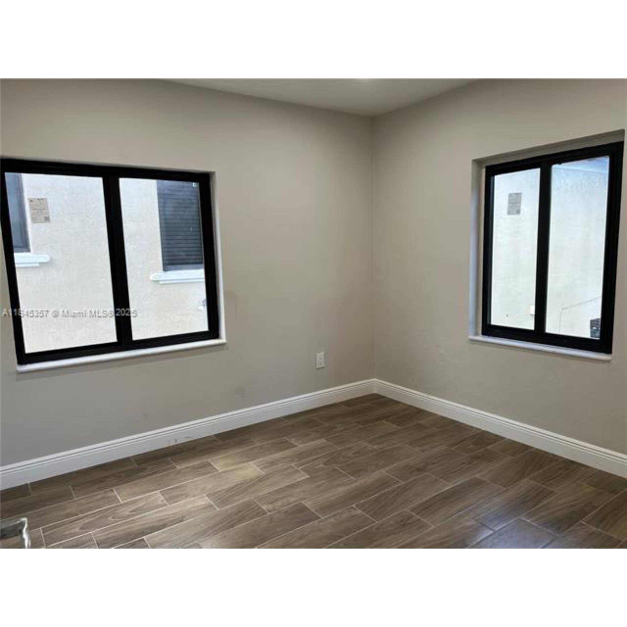 Building Photo - 1136 SW 12th Ct