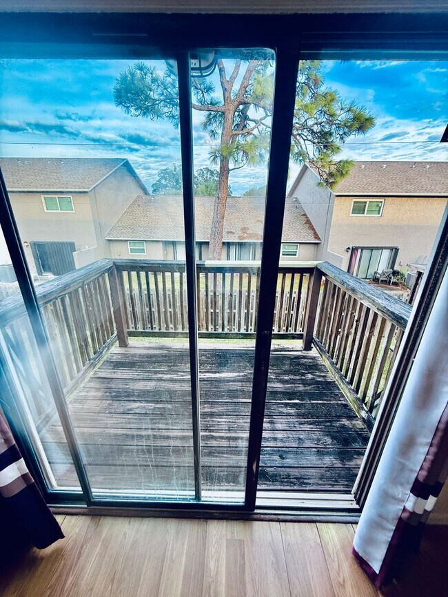 Building Photo - 2 Bed, 2.5 Bath Townhome